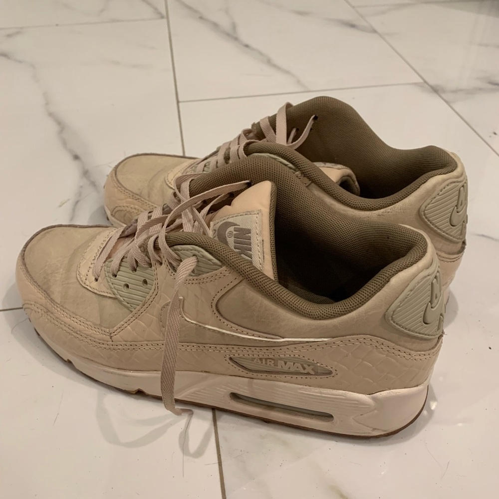 Blush & nude Nike Airmax